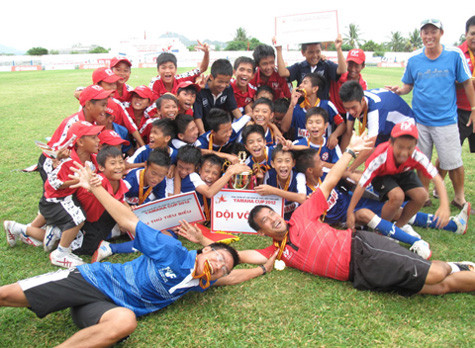 Thầy trò đội VPF vui mừng với chức vô địch. Ảnh: VEBA Thầy trò đội VPF vui mừng với chức vô địch. Ảnh: VEBA