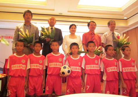 Đại diện nhà tài trợ và ban tổ chức chụp ảnh kỷ niệm cùng đại diện các cầu thủ nhí. Đại diện nhà tài trợ và ban tổ chức chụp ảnh kỷ niệm cùng đại diện các cầu thủ nhí.