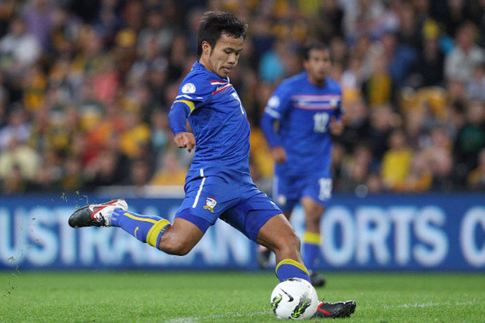 Thực ra Thái Lan vẫn chưa bung hết sức mạnh của mình khi hai quân bài chủ lực là tiền vệ Datsakorn Thonglao (ảnh) và tiền đạo Teerasil Dangda không hề tham gia vào trận đấu. Theo báo chí Thái, cả hai được kỳ vọng sẽ đủ thể lực để chơi một thời lượng nhất định trong trận giao hữu làm nóng cuối cùng gặp đối thủ Bangladesh vào thứ Bảy tới.