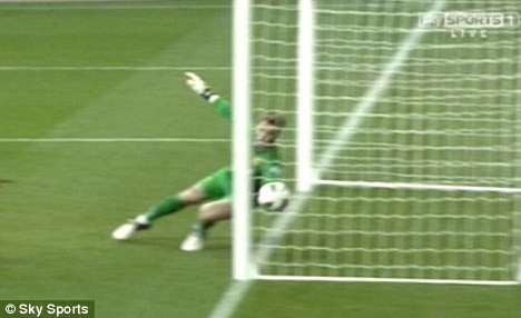 De Gea dường như đã đấm bóng ra khi nó đã nằm trọn trong lưới. De Gea dường như đã đấm bóng ra khi nó đã nằm trọn trong lưới.