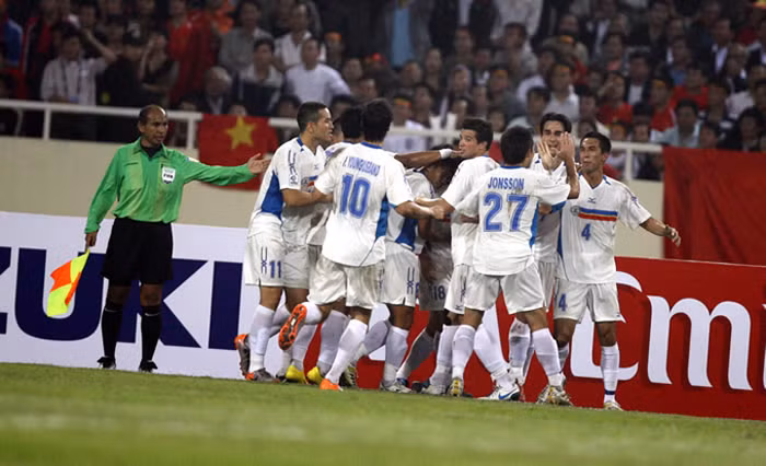 Bất ngờ lớn nhất là việc Philippines vượt qua đối thủ Singapore từng 3 lần vô địch Tiger Cup/AFF Suzuki Cup với tỷ số 1-0 trong trận đấu diễn ra tại thành phố Cebu. Bất ngờ lớn nhất là việc Philippines vượt qua đối thủ Singapore từng 3 lần vô địch Tiger Cup/AFF Suzuki Cup với tỷ số 1-0 trong trận đấu diễn ra tại thành phố Cebu.