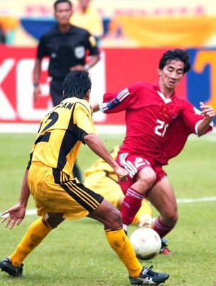 Trường Giang ghi bàn trong trận tranh HCĐ tại Tiger Cup 2002. Trường Giang ghi bàn trong trận tranh HCĐ tại Tiger Cup 2002.