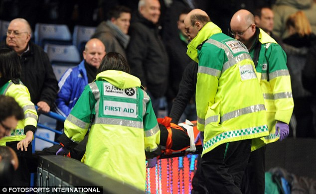 Nhân viên này đã chấn thương đầu gối và được đưa vào bệnh viện. Nhân viên này đã chấn thương đầu gối và được đưa vào bệnh viện.