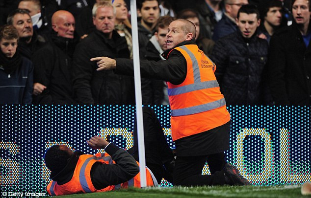 Nhân viên này đã chấn thương đầu gối và được đưa vào bệnh viện. Nhân viên này đã chấn thương đầu gối và được đưa vào bệnh viện.