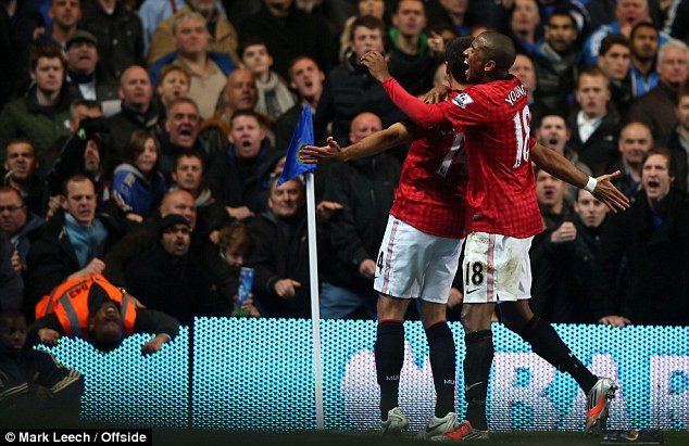 Nhân viên bảo vệ sân bị xô ngã thô bạo. Nhân viên bảo vệ sân bị xô ngã thô bạo.