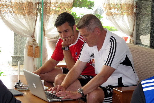 HLV U.21 Sydney Brian Dene (áo trắng) đang nghiên cứu kỹ các đối thủ. HLV U.21 Sydney Brian Dene (áo trắng) đang nghiên cứu kỹ các đối thủ.