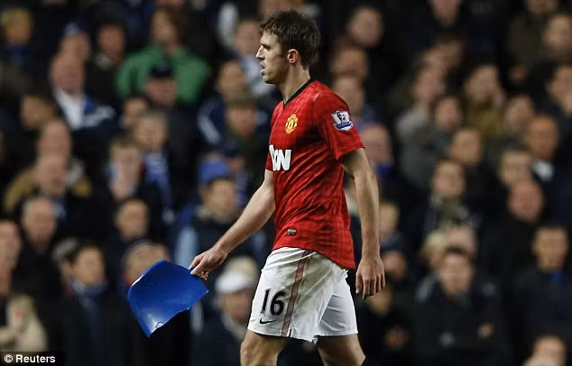 Carrick với mảnh ghế vỡ được ném về phía cầu thủ M.U. Carrick với mảnh ghế vỡ được ném về phía cầu thủ M.U.