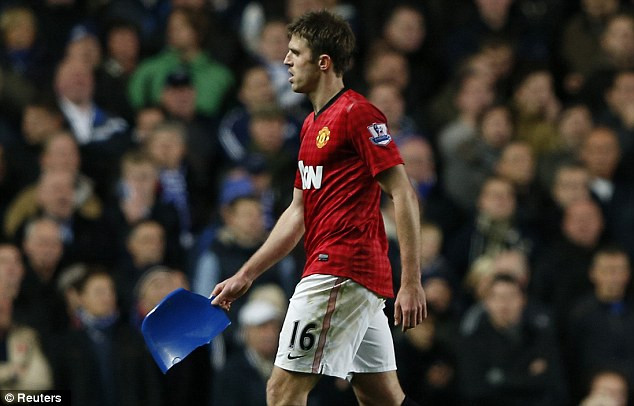 Carrick với mảnh ghế vỡ được ném về phía cầu thủ M.U. Carrick với mảnh ghế vỡ được ném về phía cầu thủ M.U.