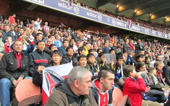 Các cầu thủ trẻ HAGL JMG dự khán trận PSG - Reims ở Parc des Princes.