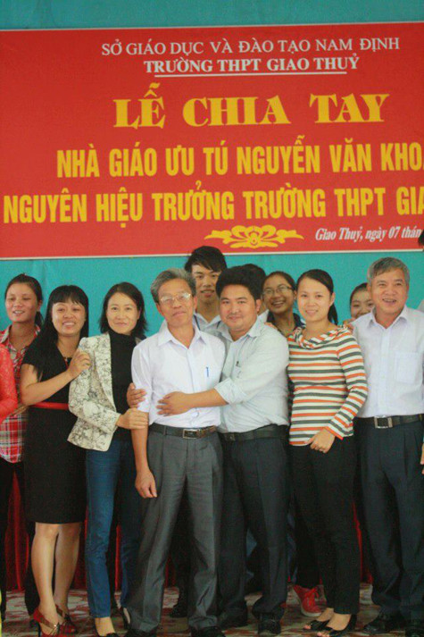 Thầy Nguyễn Văn Khoát bên tập thể Giáo viên trong lễ chia tay. Thầy Nguyễn Văn Khoát bên tập thể Giáo viên trong lễ chia tay.