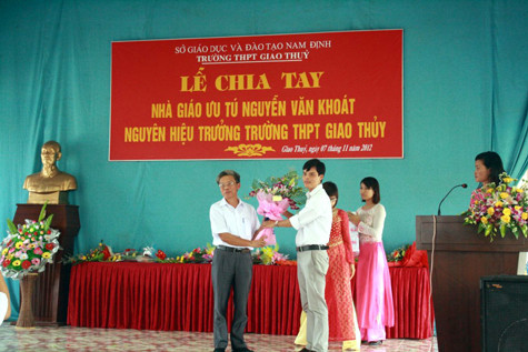 Những đóa hoa tươi thắm tặng thầy Nguyễn Văn Khoát. Những đóa hoa tươi thắm tặng thầy Nguyễn Văn Khoát.