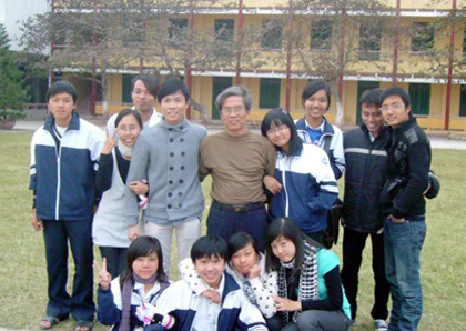 Thầy Khoát giản dị bên cạnh học trò. Thầy Khoát giản dị bên cạnh học trò.