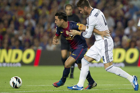 Xavi Hernandez bị kèm chặt bởi Sergio Ramos. Xavi Hernandez bị kèm chặt bởi Sergio Ramos.