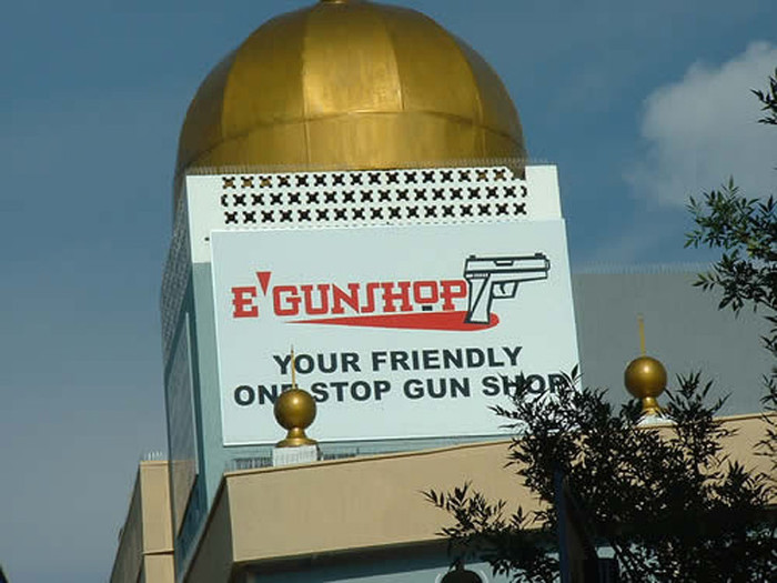 Slogan của một cửa hàng bán súng.(Xem clip: Suýt nát xương vì linh dương châu Phi) Slogan của một cửa hàng bán súng.(Xem clip: Suýt nát xương vì linh dương châu Phi)