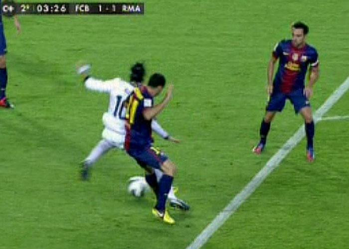 Pha bóng mà báo thân Real tin rằng Oezil đã bị Mascherano cản ngã. Pha bóng mà báo thân Real tin rằng Oezil đã bị Mascherano cản ngã.