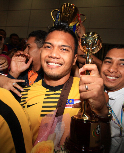 Trong trận giao hữu trên sân Shah Alam, Malaysia đã mở tỷ số trước do công của Safee Sali (ảnh) nhưng sai lầm của hậu vệ Aidil Zafuan với pha chuyền về cẩu thả cho thủ thành Khairul Fahmi đã khiến “The Tigers” phải nhận bàn thua ở những phút cuối. Đáng chú ý là ở thời điểm Hong Kong ghi bàn, họ chỉ còn 10 người trên sân khi đội trưởng Lee Chi Ho bị phạt thẻ đỏ.