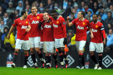 Jones và Smalling sắp trở lại để vá gấp hàng thủ. Jones và Smalling sắp trở lại để vá gấp hàng thủ.