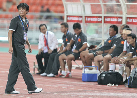 Thất bại của HLV Phan Thanh Hùng cùng ĐT Việt Nam tại AFF Cup 2012 khiến các HLV nội khác dè dặt, không muốn tiếp quản ghế nóng. Thất bại của HLV Phan Thanh Hùng cùng ĐT Việt Nam tại AFF Cup 2012 khiến các HLV nội khác dè dặt, không muốn tiếp quản ghế nóng.