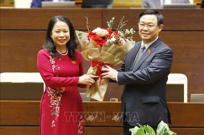 Chủ tịch Quốc hội Vương Đình Huệ tặng hoa chúc mừng tân Phó Chủ tịch nước Võ Thị Ánh Xuân. Ảnh: TTXVN. Chủ tịch Quốc hội Vương Đình Huệ tặng hoa chúc mừng tân Phó Chủ tịch nước Võ Thị Ánh Xuân. Ảnh: TTXVN.