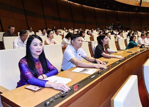 Cácđại biểu Quốc hội biểu quyết thông qua Chủ nhiệm một số Ủy ban của Quốc hội, Tổng Thư ký Quốc hội và Tổng kiểm toán Nhà nước. (Ảnh: TTXVN)