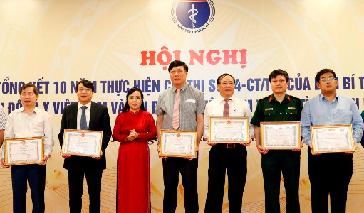 Bộ trưởng Y tế tặng bằng khen cho 12 cá nhân và 51 tập thể có thành tích xuất sắc trong thực hiện Chỉ thị 24-CT/TƯ. ảnh: moh.gov.vn