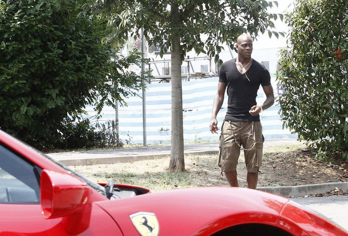 Chiếc siêu xe Ferrari màu đỏ mới cáu cạnh của Balotelli Chiếc siêu xe Ferrari màu đỏ mới cáu cạnh của Balotelli