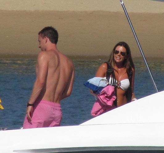 ...để xả stress sau khi phải tham gia phiên tòa xét xử vụ phân biệt chủng tộc với hậu vệ Anton Ferdinand của QPR. Kết thúc phiên tòa, John Terry được tuyên bố trắng án ...để xả stress sau khi phải tham gia phiên tòa xét xử vụ phân biệt chủng tộc với hậu vệ Anton Ferdinand của QPR. Kết thúc phiên tòa, John Terry được tuyên bố trắng án