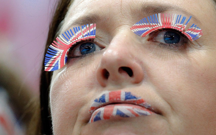 Nữ CĐV của Vương quốc Anh trang điểm với cảm hứng từ lá cờ. Nữ CĐV của Vương quốc Anh trang điểm với cảm hứng từ lá cờ.