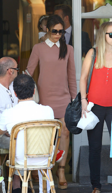 Bà Becks trông rất gợi cảm và quyến rũ trong trang phục váy cổ trắng do cô tự thiết kế