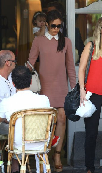 Bà Becks trông rất gợi cảm và quyến rũ trong trang phục váy cổ trắng do cô tự thiết kế