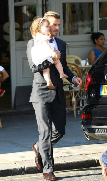 Trong khi, David Beckham lịch lãm và sang trong với vest màu đen