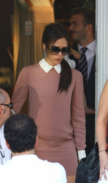 Bà Becks trông rất gợi cảm và quyến rũ trong trang phục váy cổ trắng do cô tự thiết kế