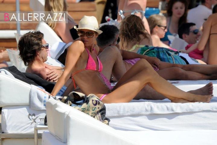 Pirlo nằm phơi năng bên bà xã Deborah tại hòn đảo Ibiza.