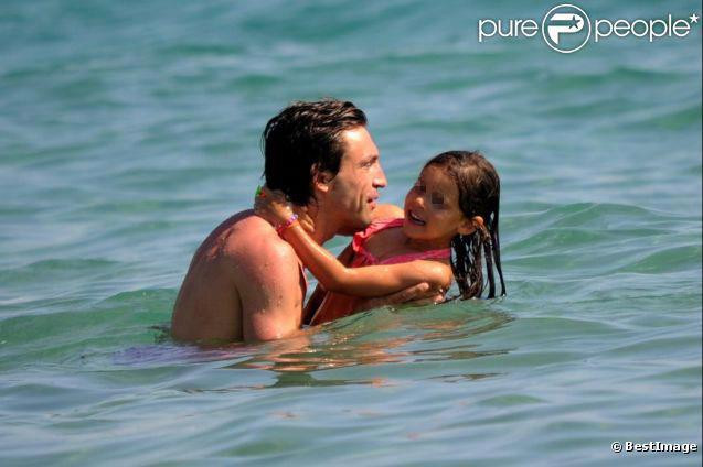 Pirlo chơi đùa với những đứa con của mình