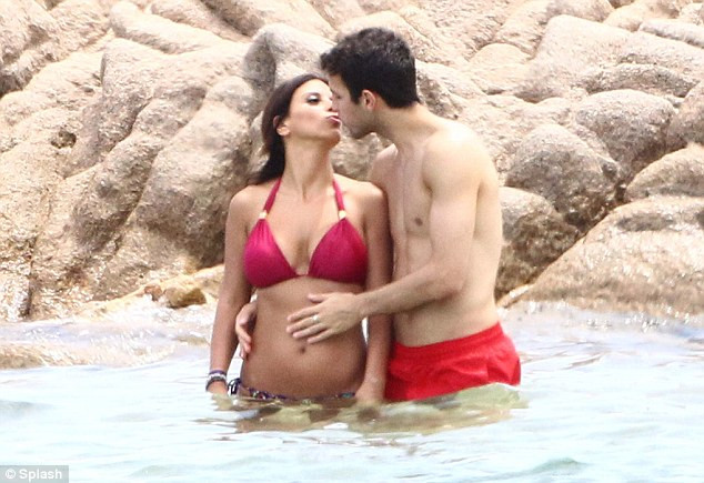 Cesc Fabregas và Daniella Semaan trao nhau nụ hôn trên bãi biển Porto Cervo, Italia.