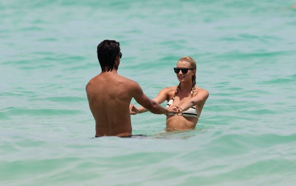 Sami Khedira và bạn gái Lena Gercke chơi đùa với nhau Sami Khedira và bạn gái Lena Gercke chơi đùa với nhau