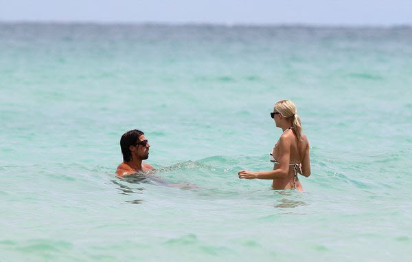 Sami Khedira và bạn gái Lena Gercke chơi đùa với nhau Sami Khedira và bạn gái Lena Gercke chơi đùa với nhau