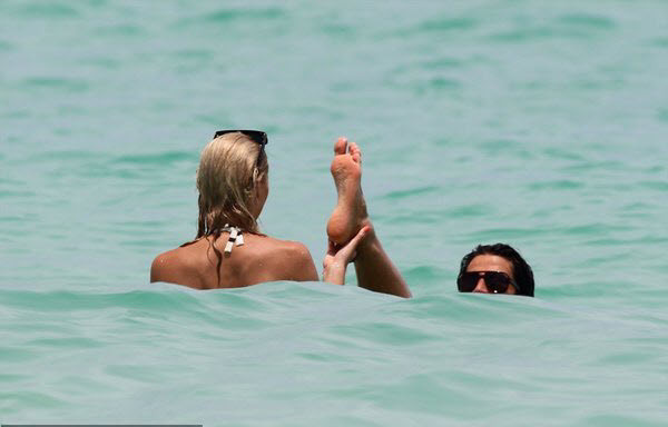 Sami Khedira và bạn gái Lena Gercke chơi đùa với nhau Sami Khedira và bạn gái Lena Gercke chơi đùa với nhau