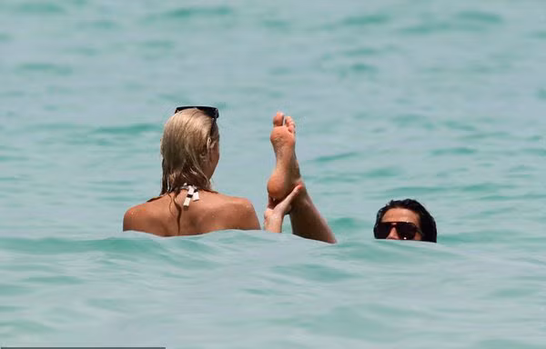 Sami Khedira và bạn gái Lena Gercke chơi đùa với nhau