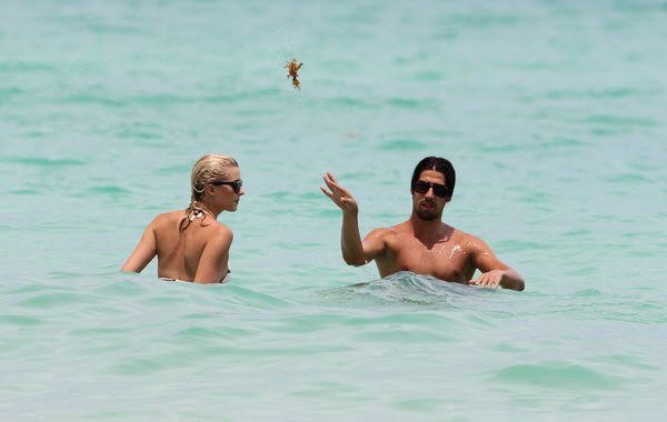 Sami Khedira và bạn gái Lena Gercke chơi đùa với nhau Sami Khedira và bạn gái Lena Gercke chơi đùa với nhau