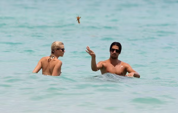 Sami Khedira và bạn gái Lena Gercke chơi đùa với nhau