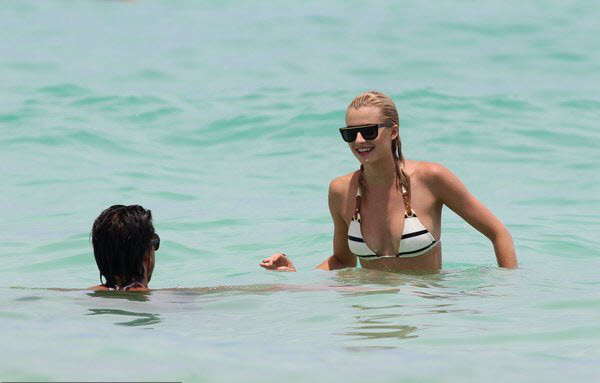 Sami Khedira và bạn gái Lena Gercke chơi đùa với nhau Sami Khedira và bạn gái Lena Gercke chơi đùa với nhau