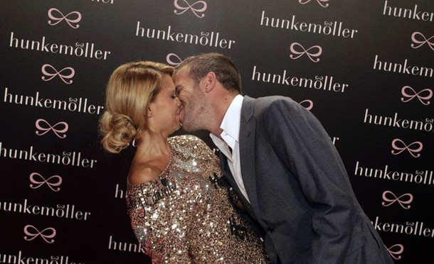 Rafael Van Der Vaart ngượng ngùng hôn bà xã Sylvie van der Vaart tại Tuần lễ thời trang Berlin Rafael Van Der Vaart ngượng ngùng hôn bà xã Sylvie van der Vaart tại Tuần lễ thời trang Berlin