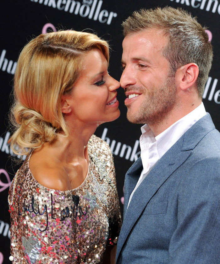 Rafael Van Der Vaart ngượng ngùng hôn bà xã Sylvie van der Vaart tại Tuần lễ thời trang Berlin Rafael Van Der Vaart ngượng ngùng hôn bà xã Sylvie van der Vaart tại Tuần lễ thời trang Berlin
