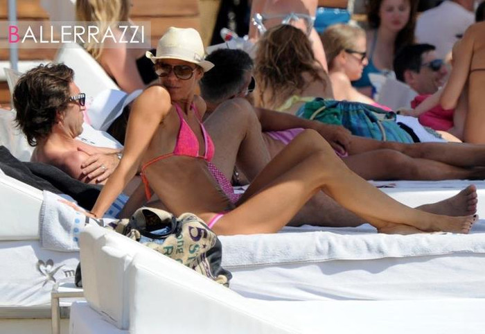 Pirlo nằm phơi năng bên bà xã Deborah tại hòn đảo Ibiza.