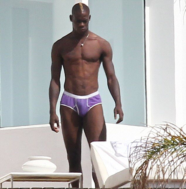 Mario Balotelli cởi quần đùi chỉ mặc chiếc quần con màu tím, khoe cơ bắp săn chắc khi tắm nắng trên ban công một căn hộ ở Ibiza, Tây Ban Nha . Mario Balotelli cởi quần đùi chỉ mặc chiếc quần con màu tím, khoe cơ bắp săn chắc khi tắm nắng trên ban công một căn hộ ở Ibiza, Tây Ban Nha .