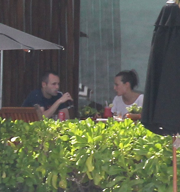 Andres Iniesta và vợ mới cưới Anna Ortiz muốn tận hưởng tuần trăng mật tại một nơi yên tĩnh và thơ mộng... Andres Iniesta và vợ mới cưới Anna Ortiz muốn tận hưởng tuần trăng mật tại một nơi yên tĩnh và thơ mộng...