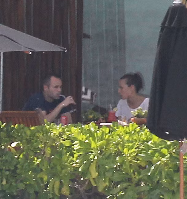 Andres Iniesta và vợ mới cưới Anna Ortiz muốn tận hưởng tuần trăng mật tại một nơi yên tĩnh và thơ mộng... Andres Iniesta và vợ mới cưới Anna Ortiz muốn tận hưởng tuần trăng mật tại một nơi yên tĩnh và thơ mộng...