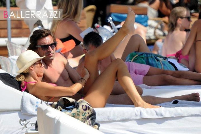 Pirlo nằm phơi năng bên bà xã Deborah tại hòn đảo Ibiza.