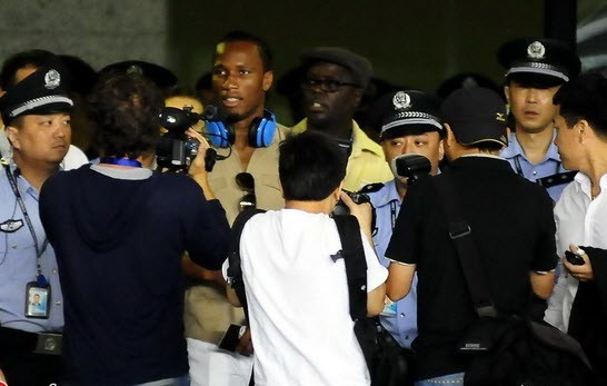 Sáng nay 14/7, Drogba đã đặt chân tới Thượng Hải để chính thức gia nhập CLB Thần Hoa Thượng Hải.